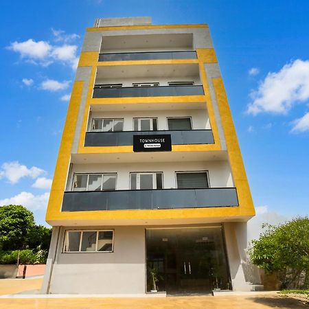 Super Townhouse Sector 69 Gurgaon Hotel Eksteriør billede