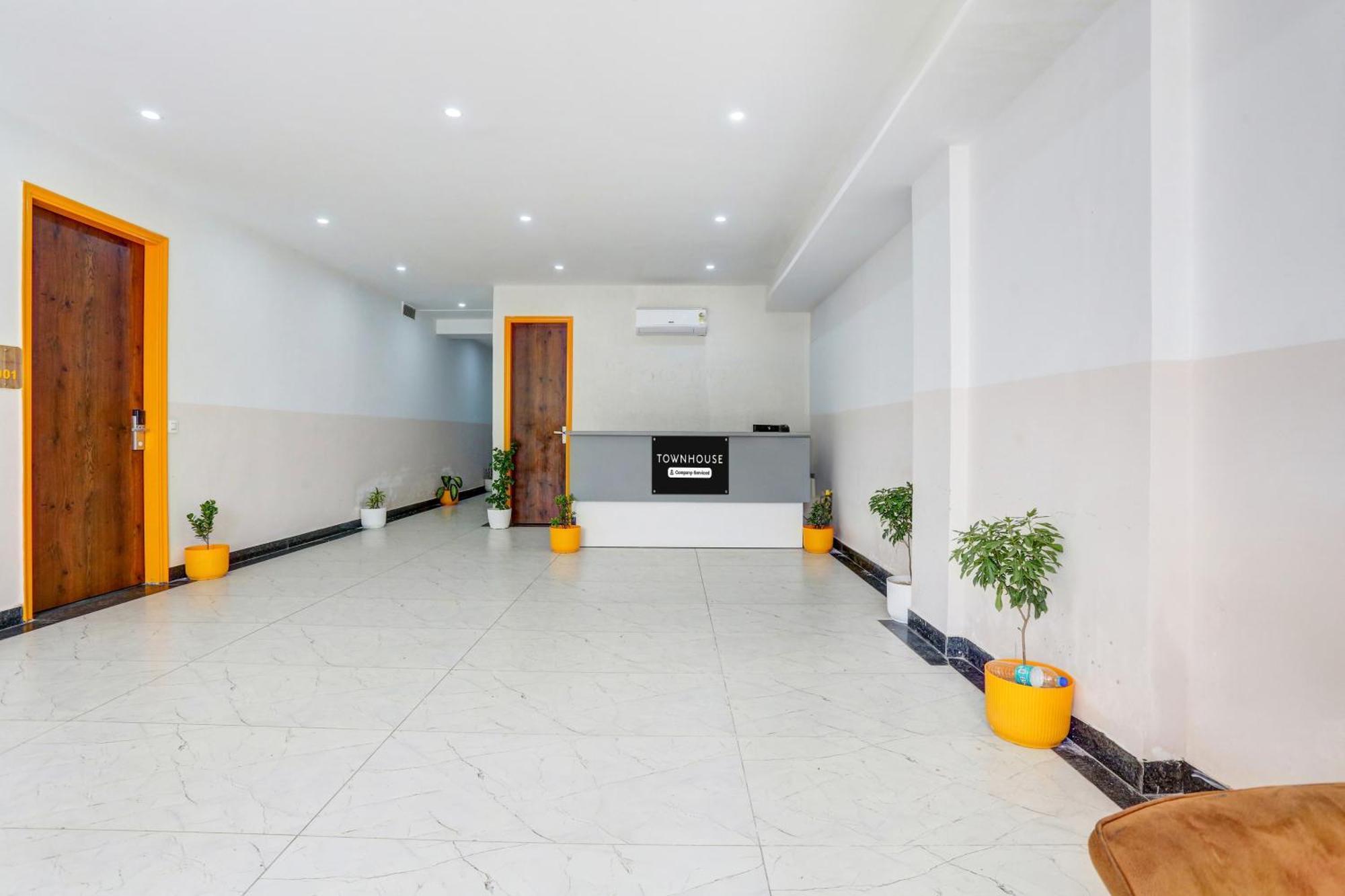 Super Townhouse Sector 69 Gurgaon Hotel Eksteriør billede