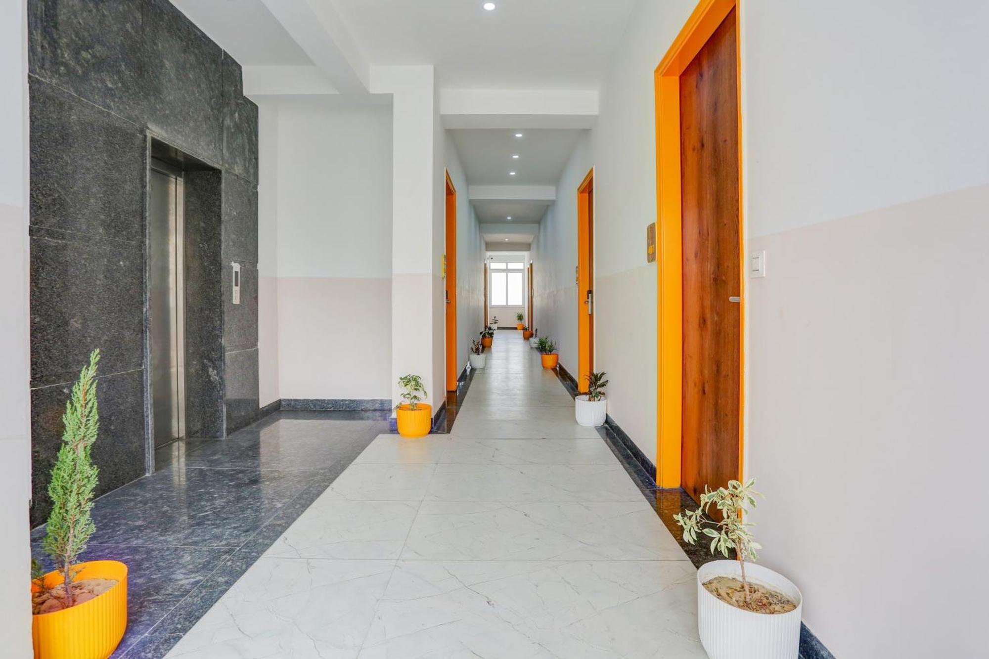 Super Townhouse Sector 69 Gurgaon Hotel Eksteriør billede
