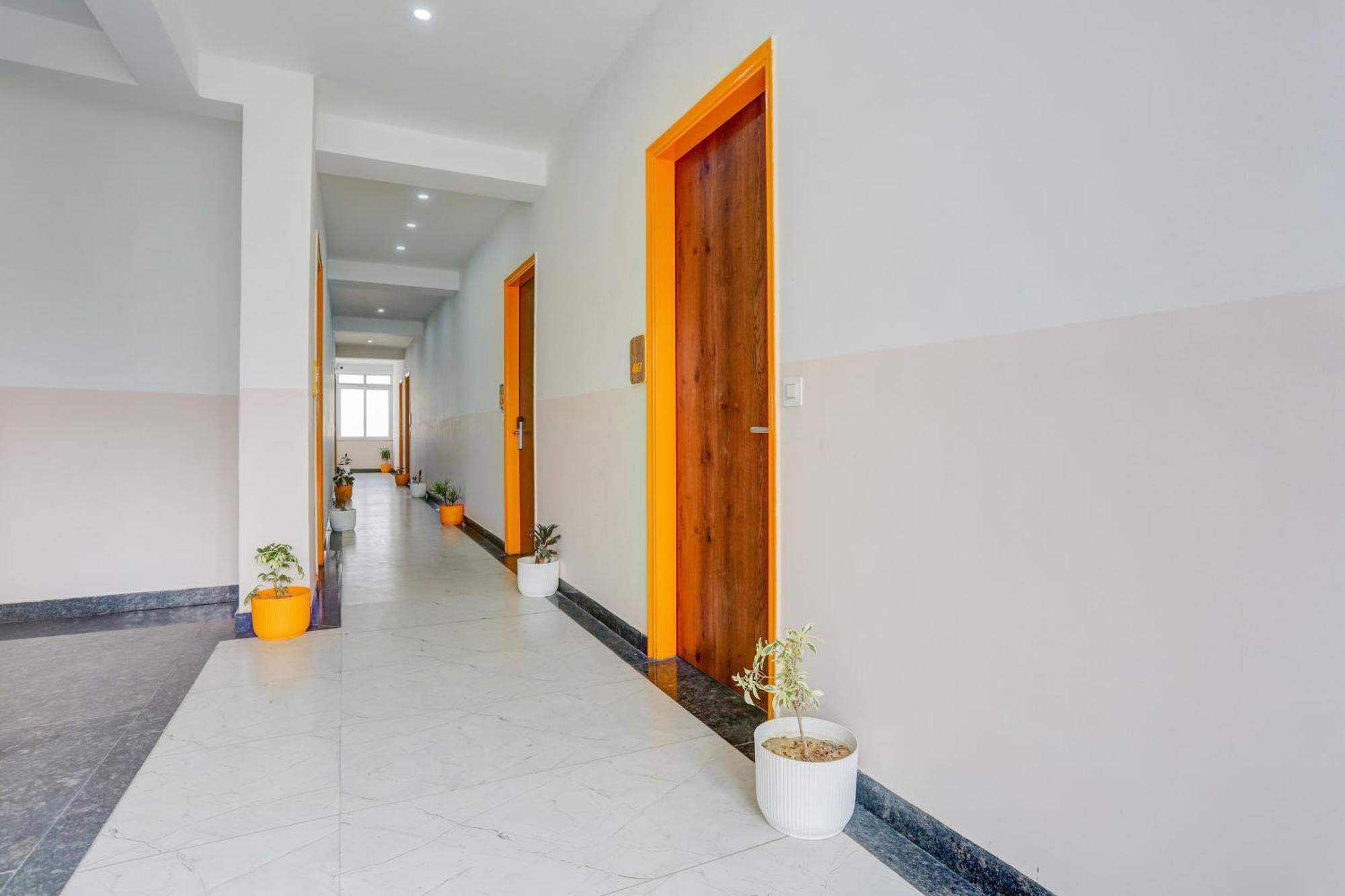 Super Townhouse Sector 69 Gurgaon Hotel Eksteriør billede