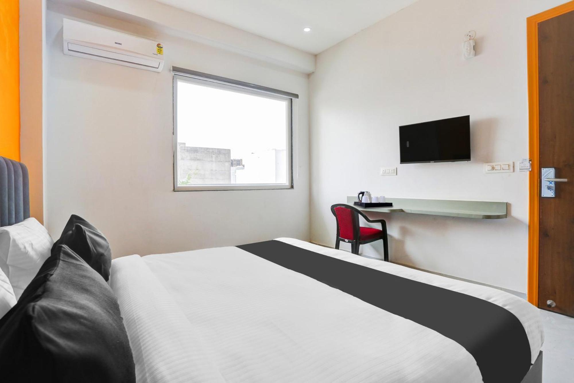Super Townhouse Sector 69 Gurgaon Hotel Eksteriør billede